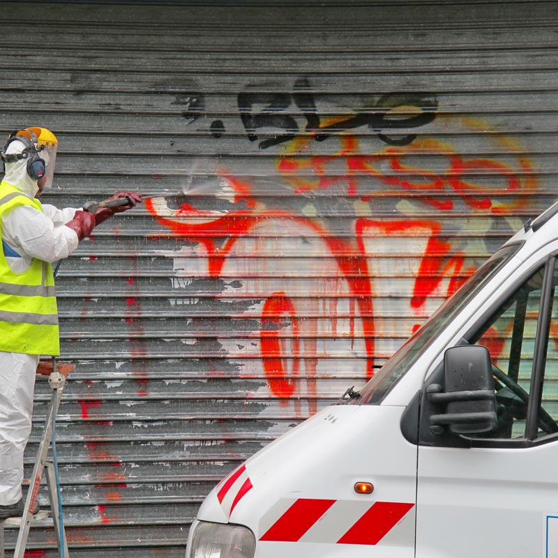 graffiti-removal-CTA-mobile Professional graffiti cleaning from a commercial building.