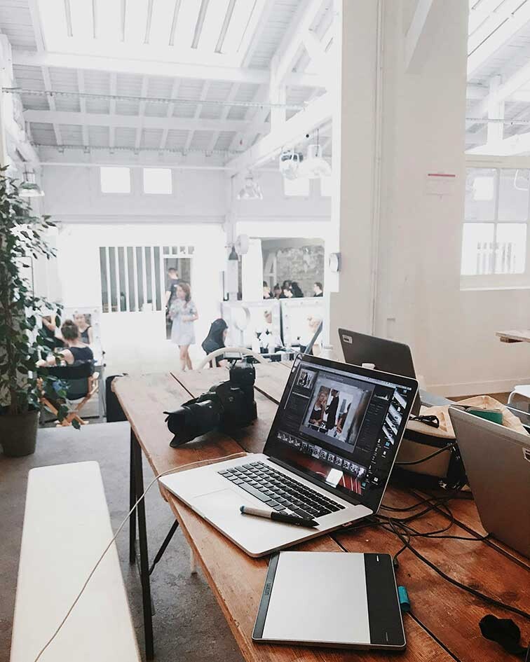 clean-desk-space Clean commercial desk and office